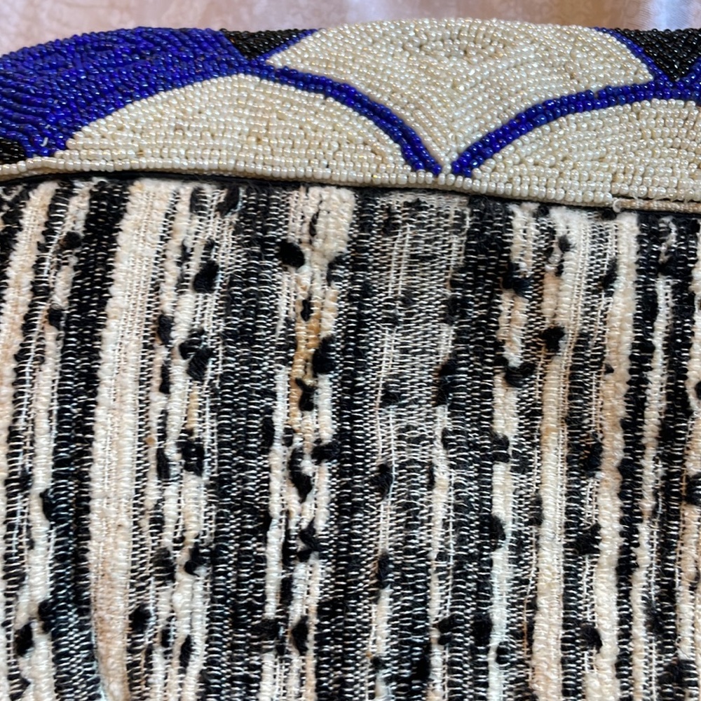 Embroidered clutch - Picture 3 of 3